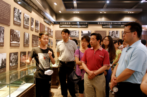 考察团一行参观谈球吧路遥文学馆