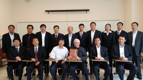 听取旧金山州立大学行为与社会科学学院院长Joel Kassiola教授关于“院系管理”的专题报告