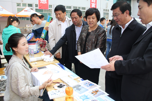 与会领导与谈球吧人员交流