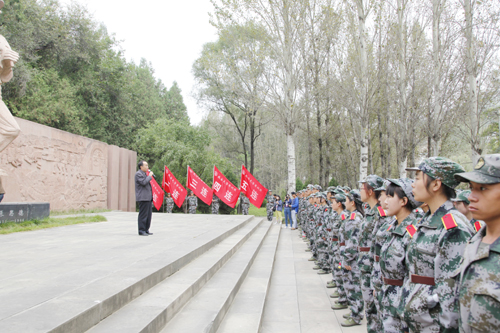 听杨延虎教授作《为人民服务》报告