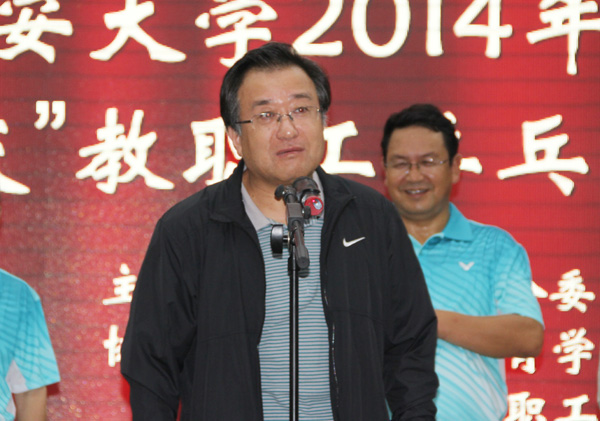 崔智林校长宣布比赛开始