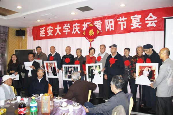 为金婚老人戴花