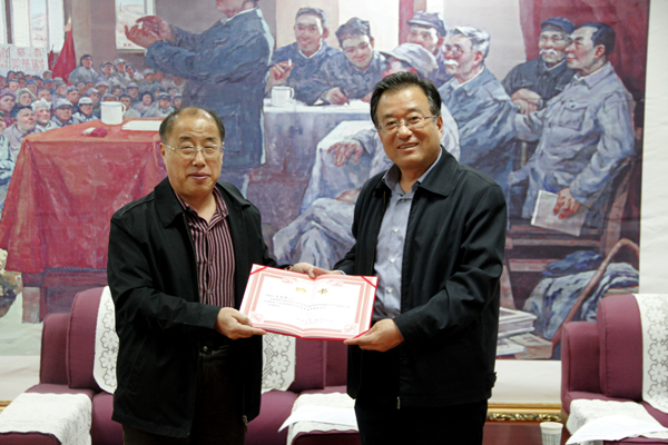 崔智林校长向任贵祥主编颁发聘书