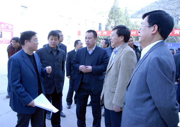 与延安市有关领导交流谈球吧学生就业情况