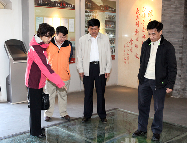 参观校史陈列馆