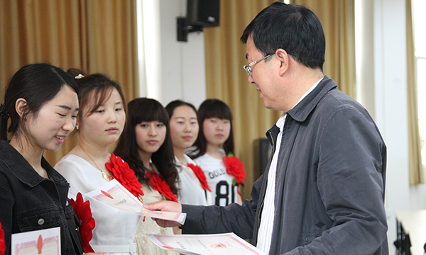 田伏虎副书记向获奖同学颁奖