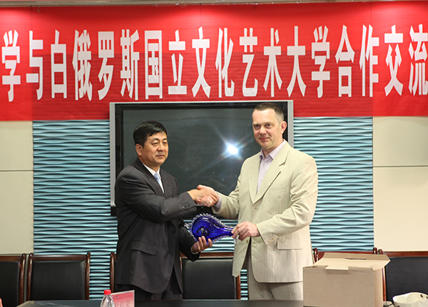 白俄罗斯国立文化艺术大学向谈球吧赠送纪念品