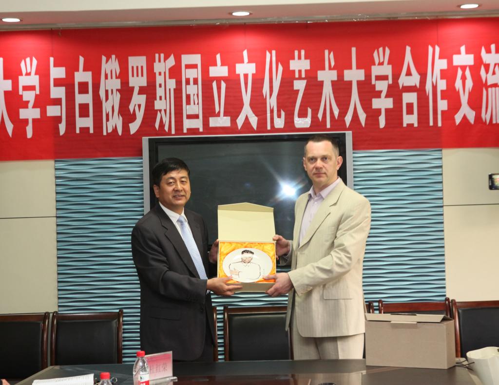 谈球吧向白俄罗斯国立文化艺术大学赠送纪念品