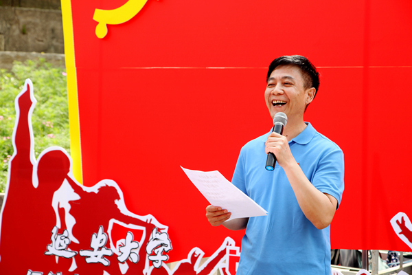 王亚杰书记给毕业生上党课并朗诵诗歌