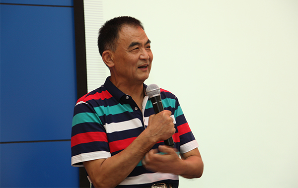 孙立哲现在作报告