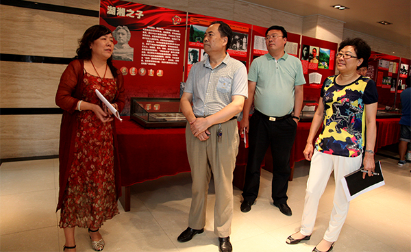 与会领导与嘉宾观看展览